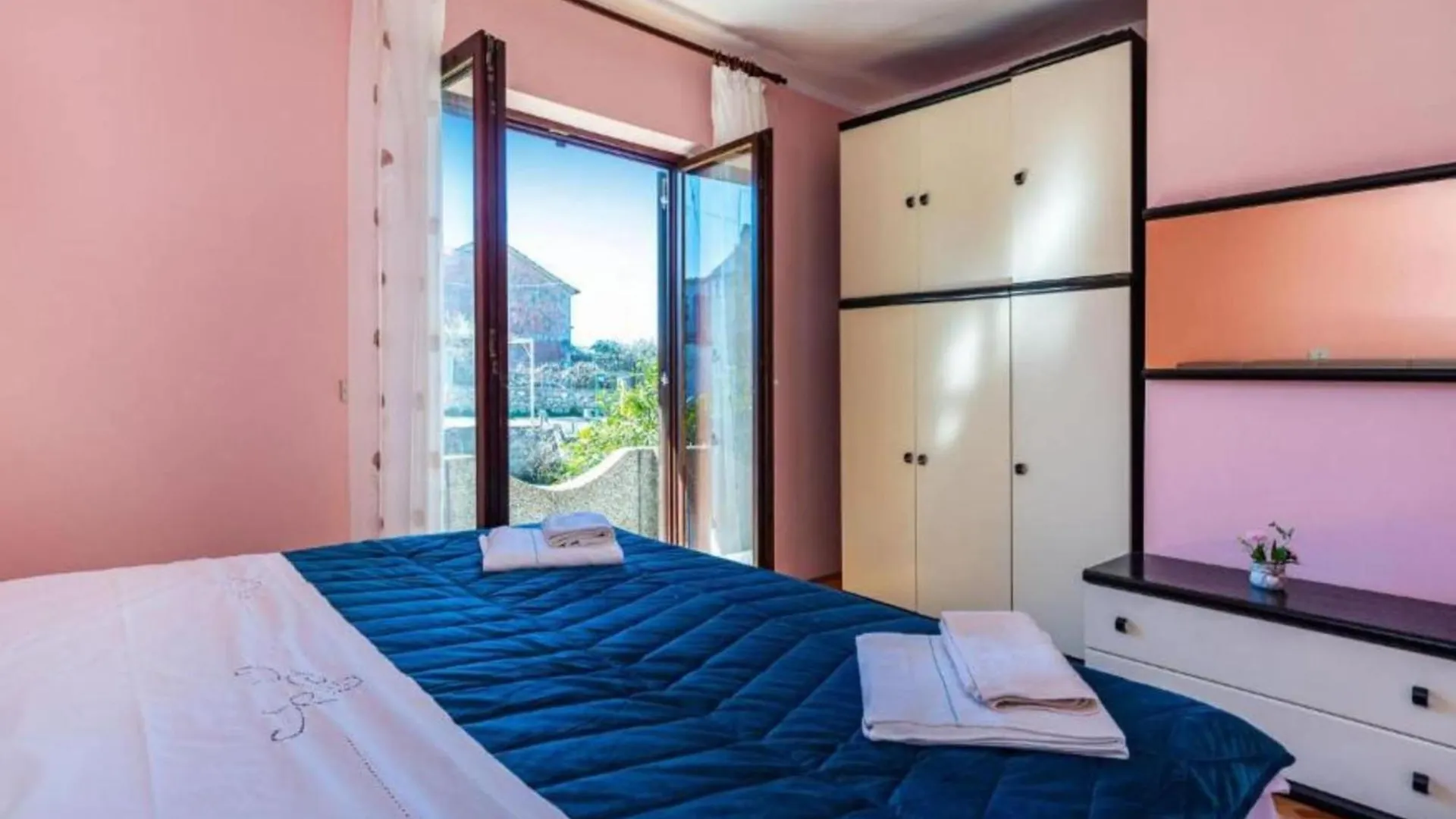 Two Bedroom Apartment With Terrace ウグリャン