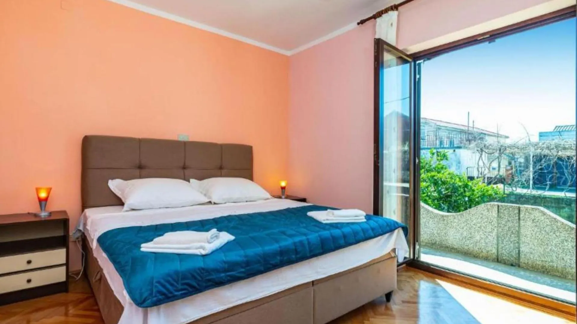 Two Bedroom Apartment With Terrace ウグリャン
